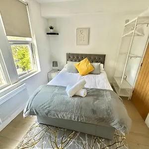 https://cosy-en-suite-room-in-stratford.brighton-hotels-england.com